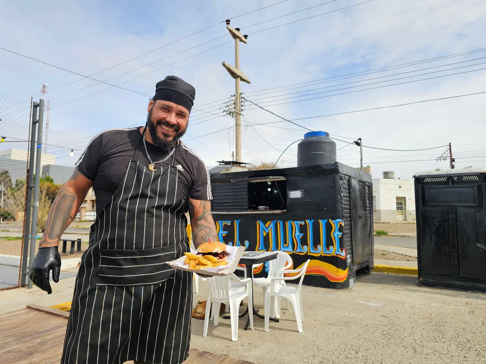 Trabajó en el petróleo, lo echaron y creó un emprendimiento de carne ahumada en Caleta Olivia